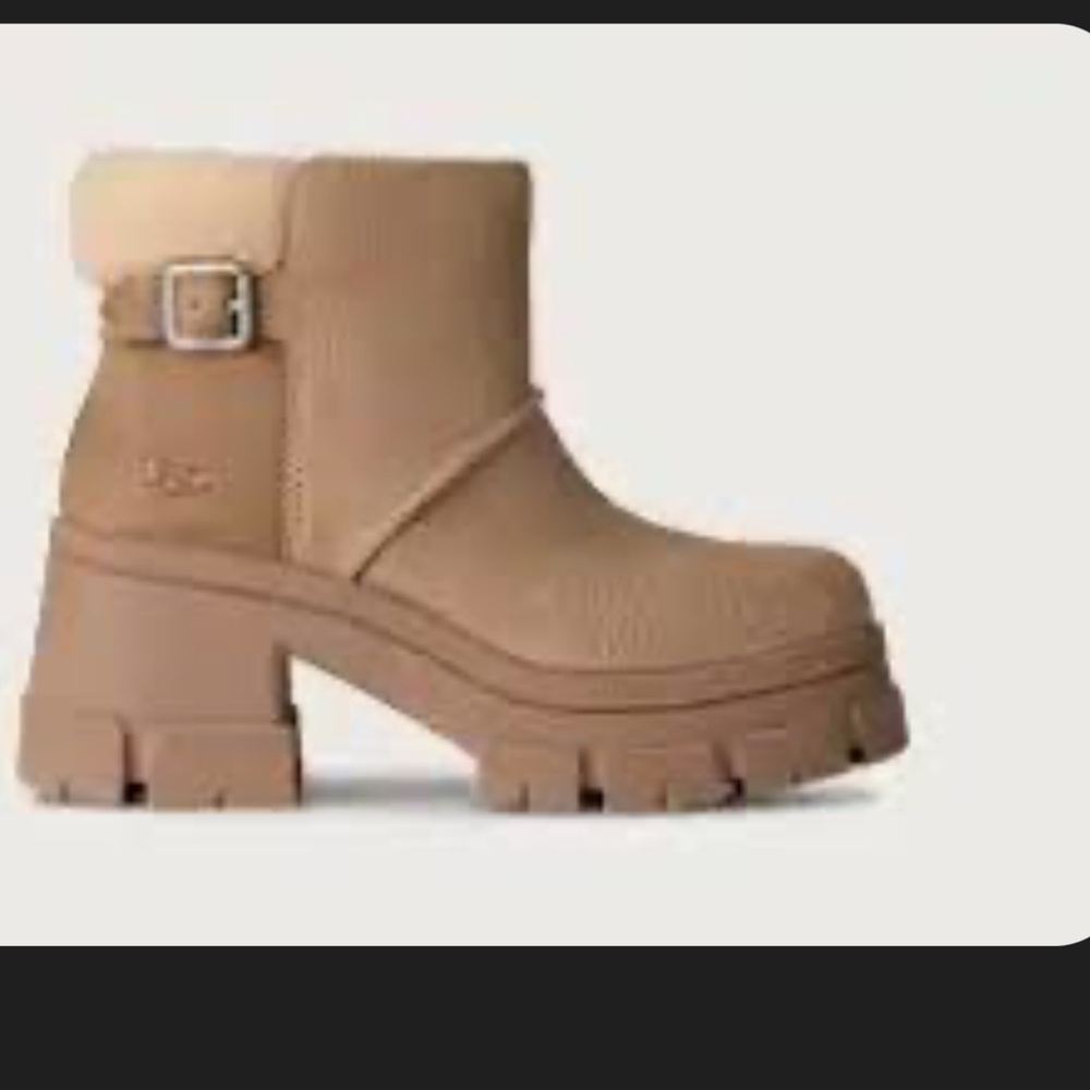 Women’s Ugg Brooklyn Buckle size 9